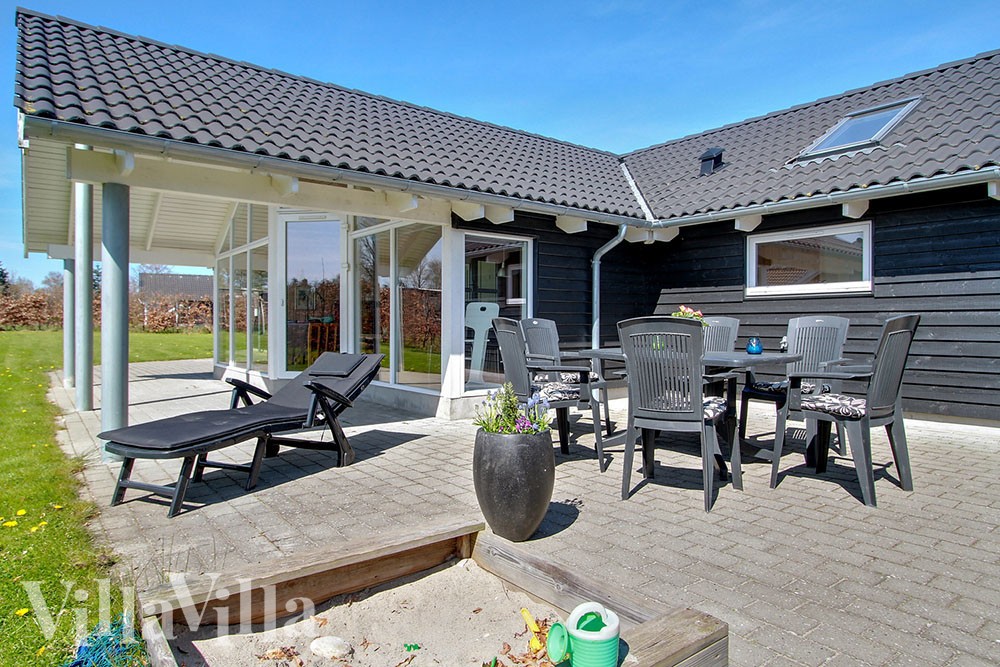 Dette dejlige poolhus nær Ebeltoft inviterer indenfor til en skøn ferieoplevelse med både afslapning og aktiviteter