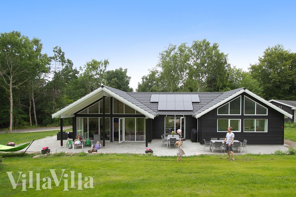 Dette velindrettede sommerhus med pool ligger på en stor grund nær Hornbæks skønne strand og mange butikker