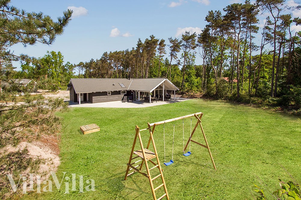På Solskinsøen Bornholm finder I dette skønne sommerhus, som indbyder til afslappende wellness og sjove aktiviteter for hele familien.