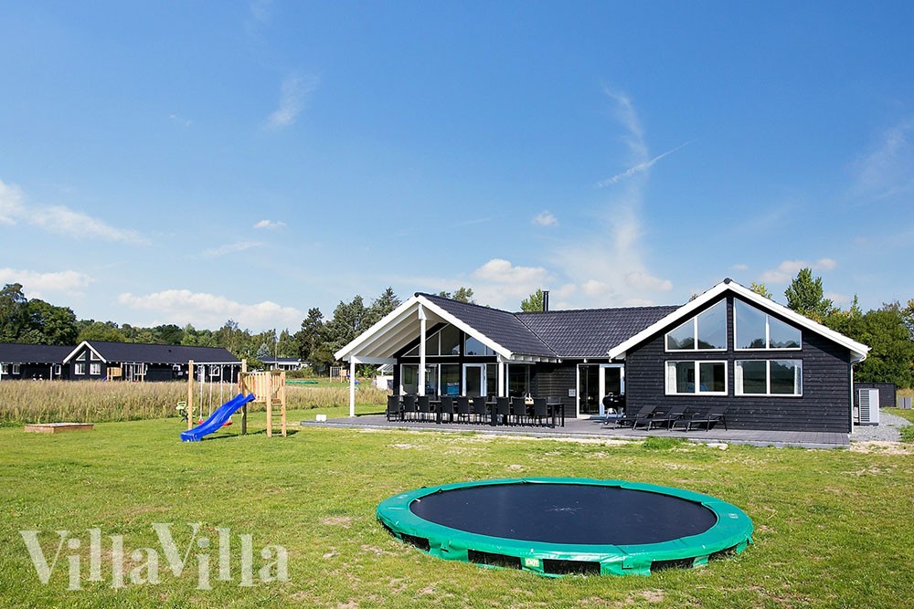 Dette skønne poolhus er beliggende 1000 meter fra Vejby Strand og kun få kilometer fra den hyggelige strandpromenade, de gode cafeer og restauranter og den børnevenlige badestrand i Rågeleje.