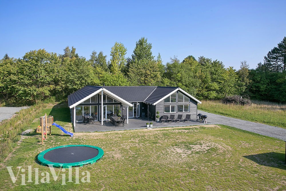 Dette poolhus til 18 personer med masser af aktiviteter i Vejby
er med sin beliggenhed nær skov og strand i Nordsjælland det perfekte udgangspunkt for en spændende ferie.
