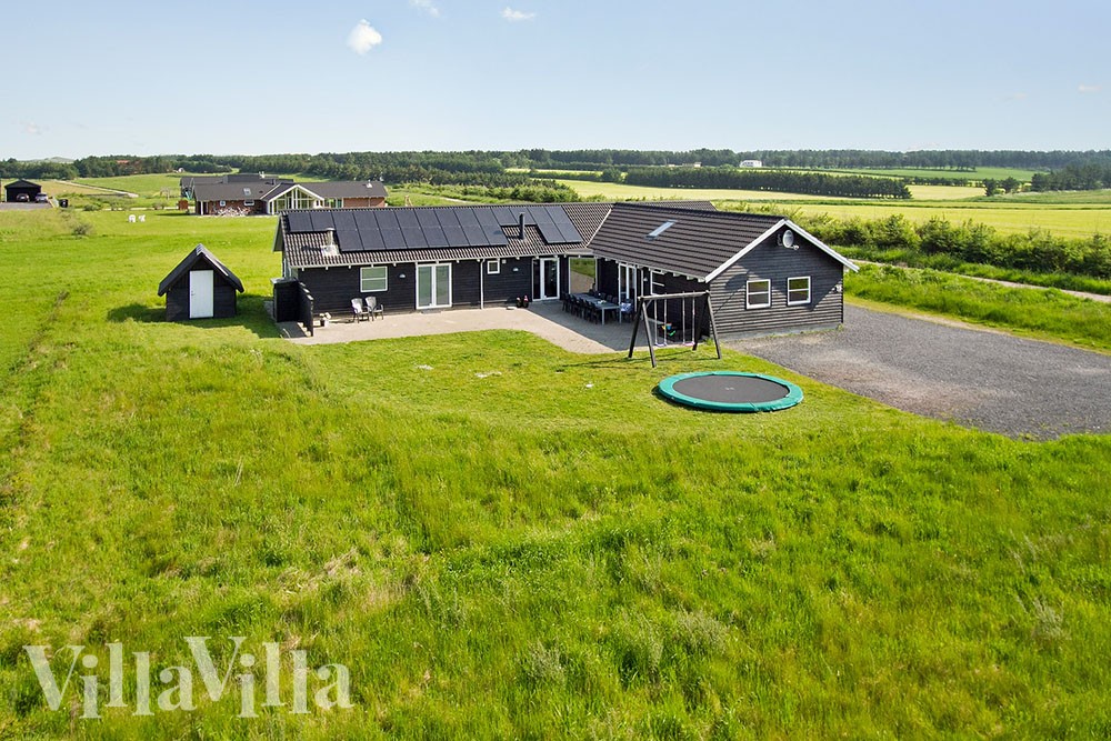 Dette eksklusive sommerhus med pool er opført i Nr. Lyngby nær Løkken på en stor naturgrund tæt ved det berusende Vesterhav