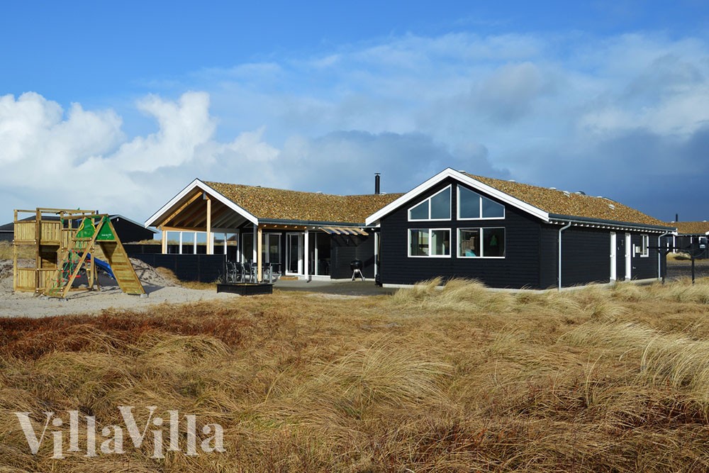 Dette skønne luksushus nær Søndervig strand med eget vandland og aktivitetsrum er en sikker feriesucces uanset vejr og årstid