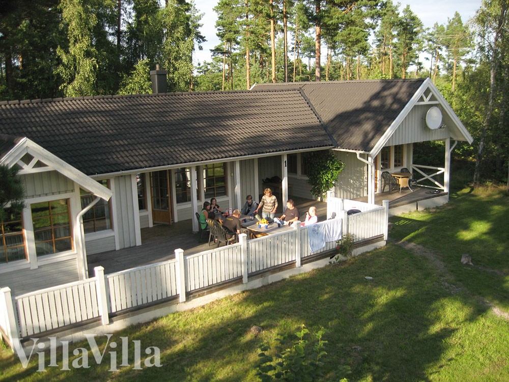 På Öland, kun 300 km fra Øresundsbroen, ligger dette dejlige poolhus, som er bygget efter svenske traditioner