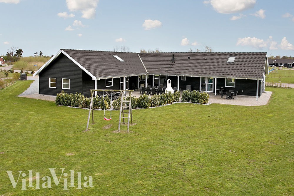 Dejligt poolhus i Marielyst med mulighed for at grille på den 130 m2 store terrasse - heraf er 51 m2 overdækket.